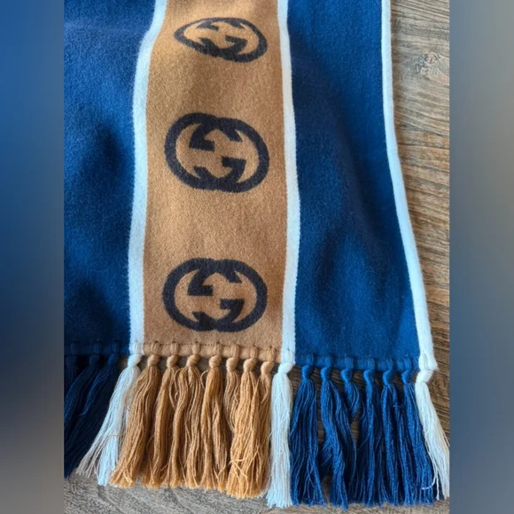 GUCCI Reversible Interlocking GG Cape - Picture 3 of 8